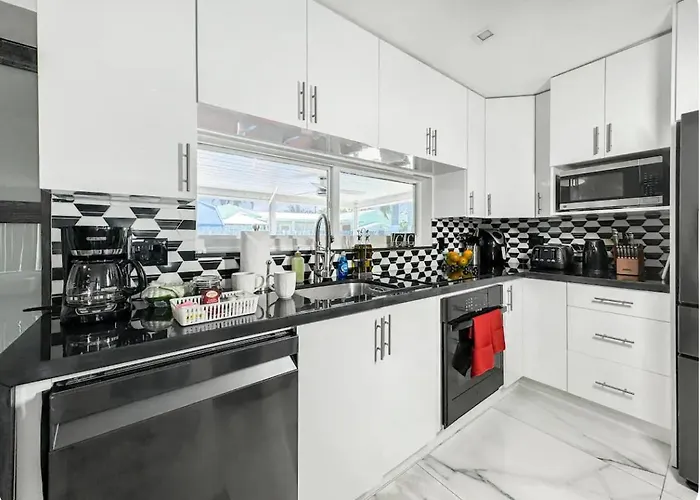 Amazing Home W Heated Pool 8 Mins To The Beach